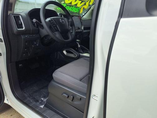 2025 Nissan Frontier SV