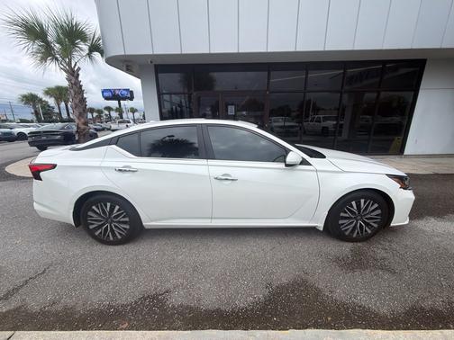 Pearl White Tricoat 2023 Nissan Altima 2.5 SV