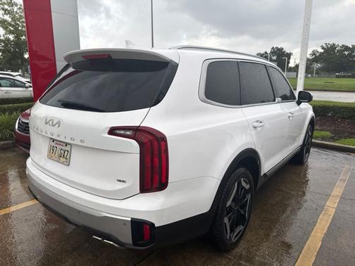 Glacial White Pearl 2024 Kia Telluride S