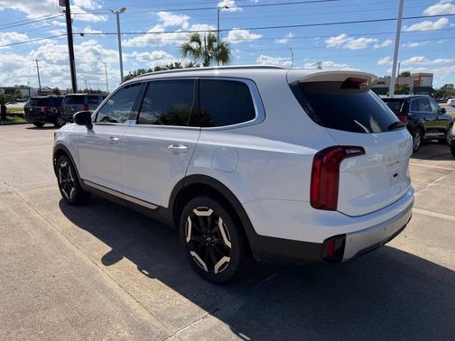 Glacial White Pearl 2024 Kia Telluride S