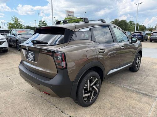 Canyon Bronze M 2026 Nissan Kicks SV