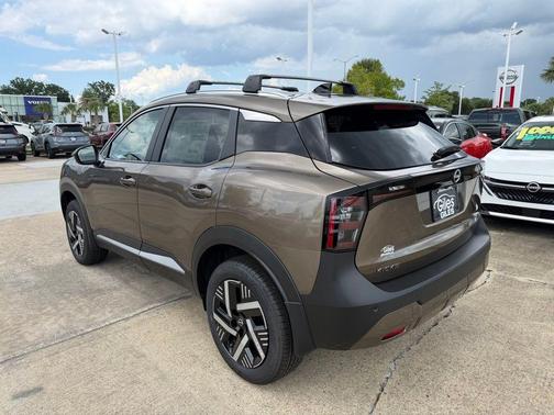 Canyon Bronze M 2026 Nissan Kicks SV