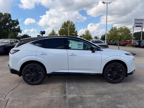 Everest White Pearl/Black 2027 Nissan Murano Platinum