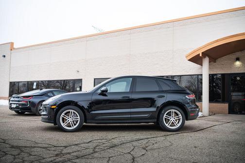 2022 Porsche Macan Sport Utility 4D