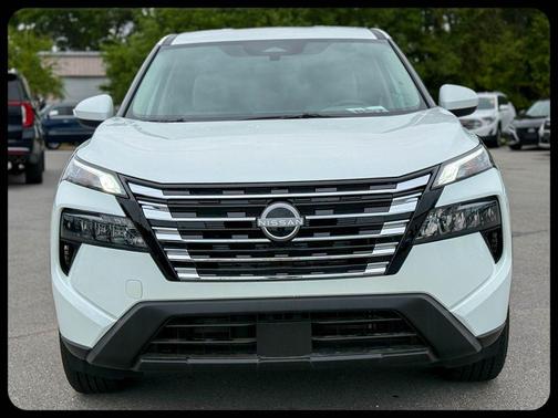 Everest White P 2025 Nissan Rogue SV