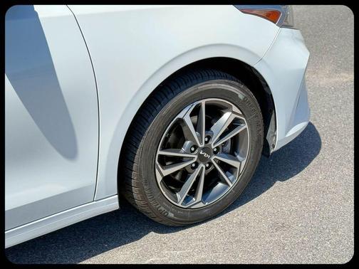 Snow White Pearl 2023 Kia Forte LXS
