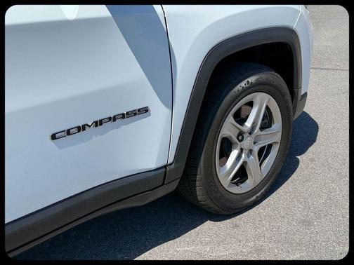 Bright White Clearcoat 2024 Jeep Compass Latitude