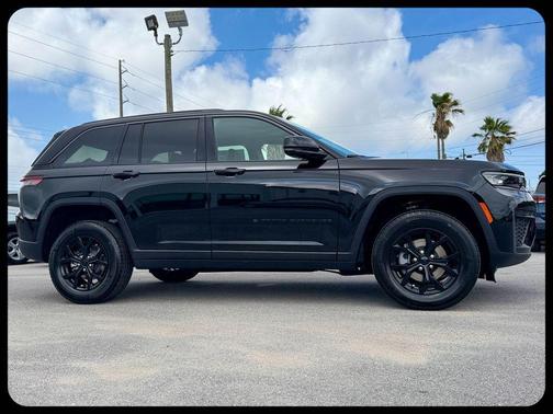 Diamond Black 2026 Jeep Grand Cherokee Laredo