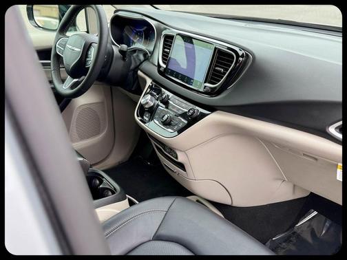 Silver Mist Clearcoat 2024 Chrysler Pacifica Touring-L
