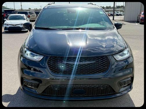 Diamond Black 2026 Chrysler Pacifica Select