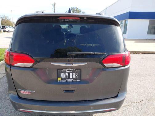 Granite Crystal Metallic Clearcoat 2018 Chrysler Pacifica Touring-L Plus
