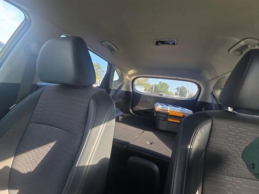 Starbright Yellow/Black Roof 2022 Kia Seltos S
