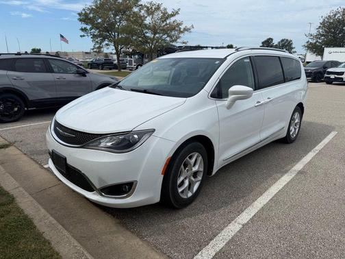 Bright White Clearcoat 2018 Chrysler Pacifica Touring-L Plus
