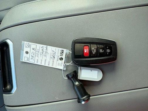 Magnetic Gray Metallic 2021 Toyota Highlander XLE