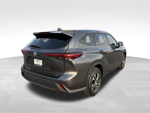 Magnetic Gray Metallic 2021 Toyota Highlander XLE