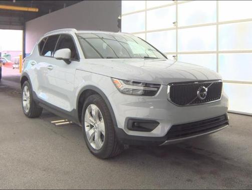 2021 Volvo XC40 T5 Momentum