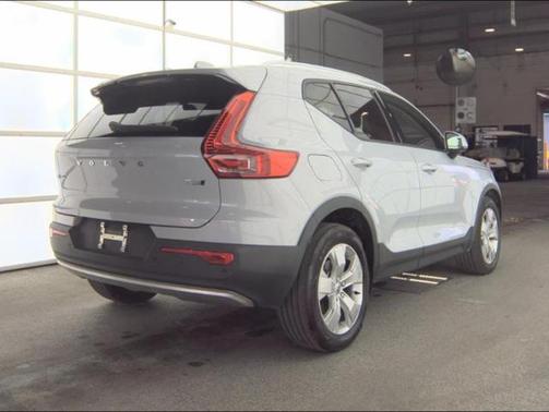 2021 Volvo XC40 T5 Momentum