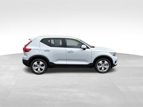 2021 Volvo XC40 T5 Momentum