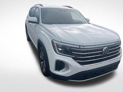 Pure White 2024 Volkswagen Atlas 2.0T SE