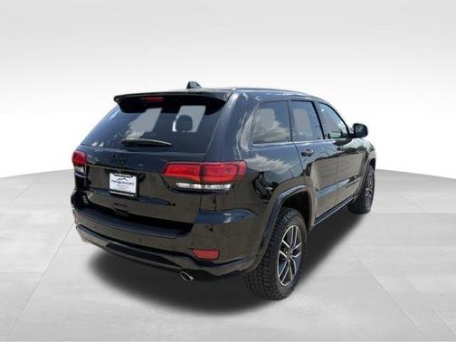 Diamond Black Crystal Pearlcoat 2022 Jeep Grand Cherokee Laredo