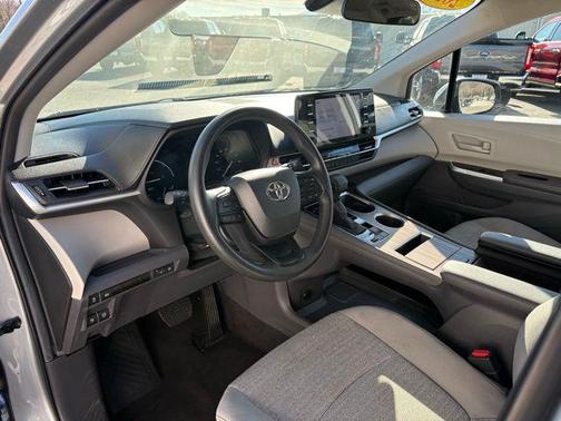 2024 Toyota Sienna LE
