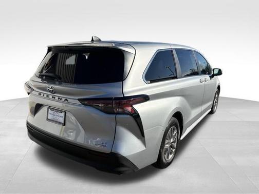 2024 Toyota Sienna LE
