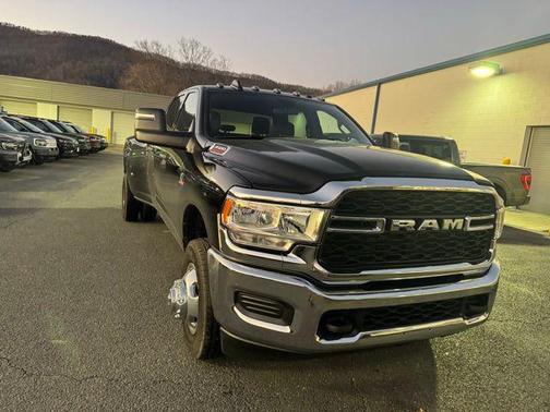 2024 RAM 3500 Tradesman Crew Cab 4x4 8' Box