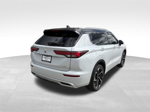 White Diamond/Black Roof 2024 Mitsubishi Outlander SEL S-AWC