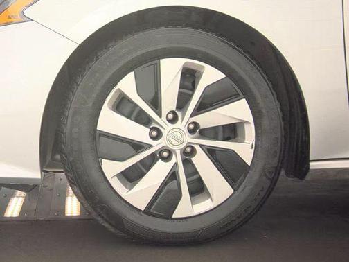 Brilliant Silver Metallic 2022 Nissan Altima S FWD