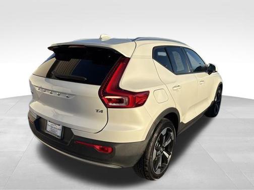 2021 Volvo XC40 T4 Momentum