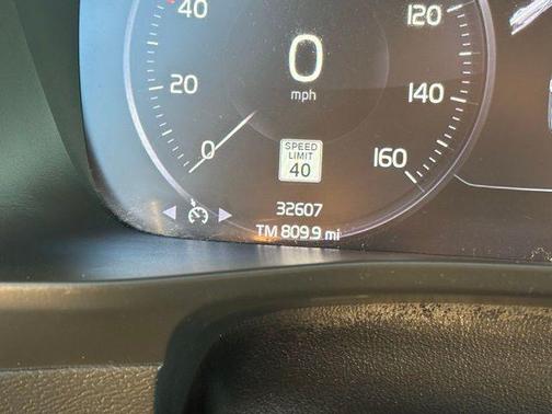 2021 Volvo XC40 T4 Momentum