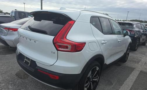 2021 Volvo XC40 T4 Momentum