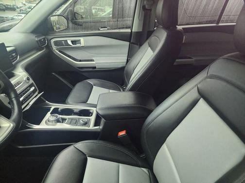 Rapid Red Metallic Tinted Clearcoat 2023 Ford Explorer XLT