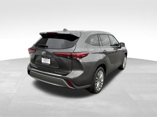 Magnetic Gray Metallic 2023 Toyota Highlander Platinum