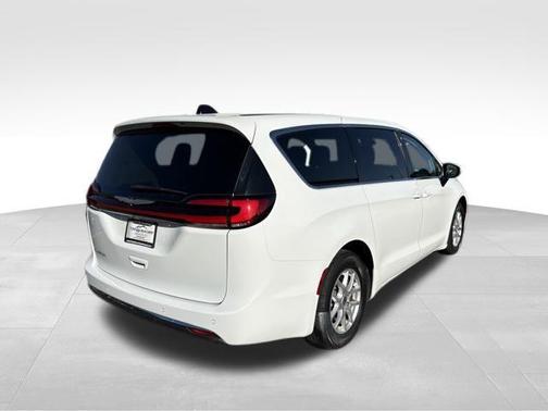 Bright White Clearcoat 2023 Chrysler Pacifica Touring L
