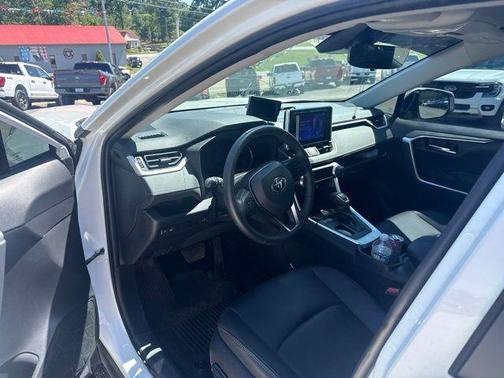 Pearl 2025 Toyota RAV4 XLE Premium