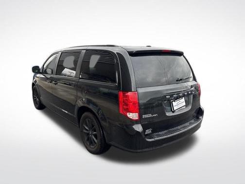 Brilliant Black Crystal Pearlcoat 2020 Dodge Grand Caravan SE