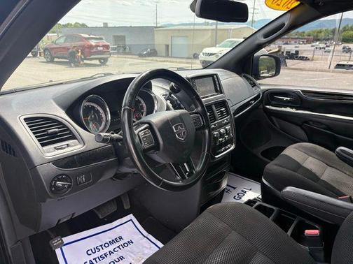 Brilliant Black Crystal Pearlcoat 2020 Dodge Grand Caravan SE