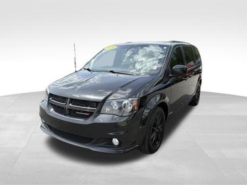 Brilliant Black Crystal Pearlcoat 2020 Dodge Grand Caravan SE