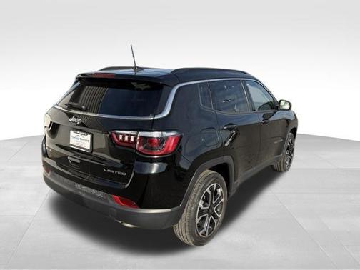 Diamond Black Crystal Pearlcoat 2022 Jeep Compass Limited