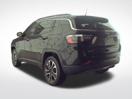 Diamond Black Crystal Pearlcoat 2022 Jeep Compass Limited