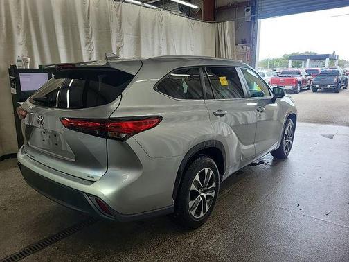 Celestial Silver Metallic 2023 Toyota Highlander XLE