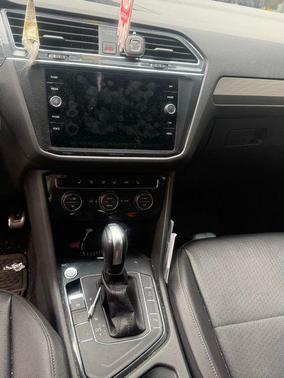 Platinum Gray Metallic 2020 Volkswagen Tiguan 2.0T SE R-Line Black