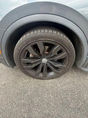 Platinum Gray Metallic 2020 Volkswagen Tiguan 2.0T SE R-Line Black