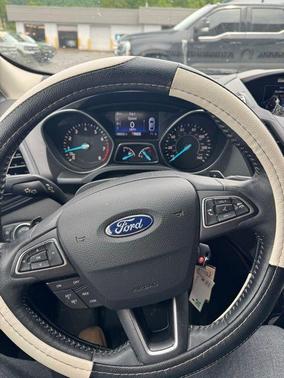 White Platinum Clearcoat Metallic 2017 Ford Escape SE