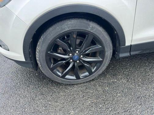 White Platinum Clearcoat Metallic 2017 Ford Escape SE