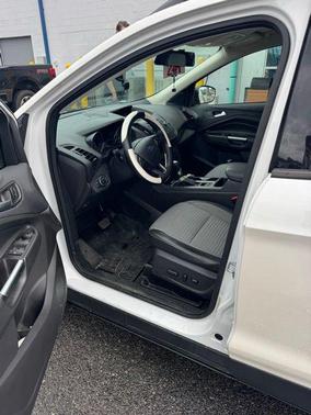 White Platinum Clearcoat Metallic 2017 Ford Escape SE