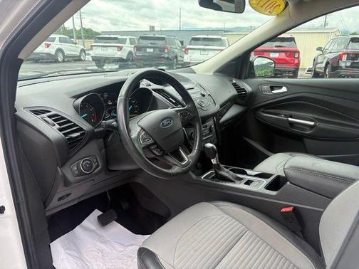 White Platinum Clearcoat Metallic 2017 Ford Escape SE