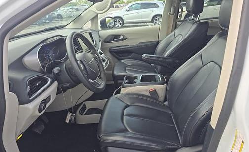 Bright White Clearcoat 2023 Chrysler Pacifica Touring L
