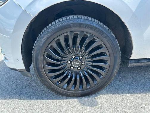 White Platinum Clearcoat Metallic 2019 Lincoln Navigator Black Label